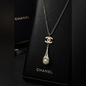 Authentic Chanel Eiffel Tower Pearl Necklace 2006 Silver Tone Vintage Paris Rare